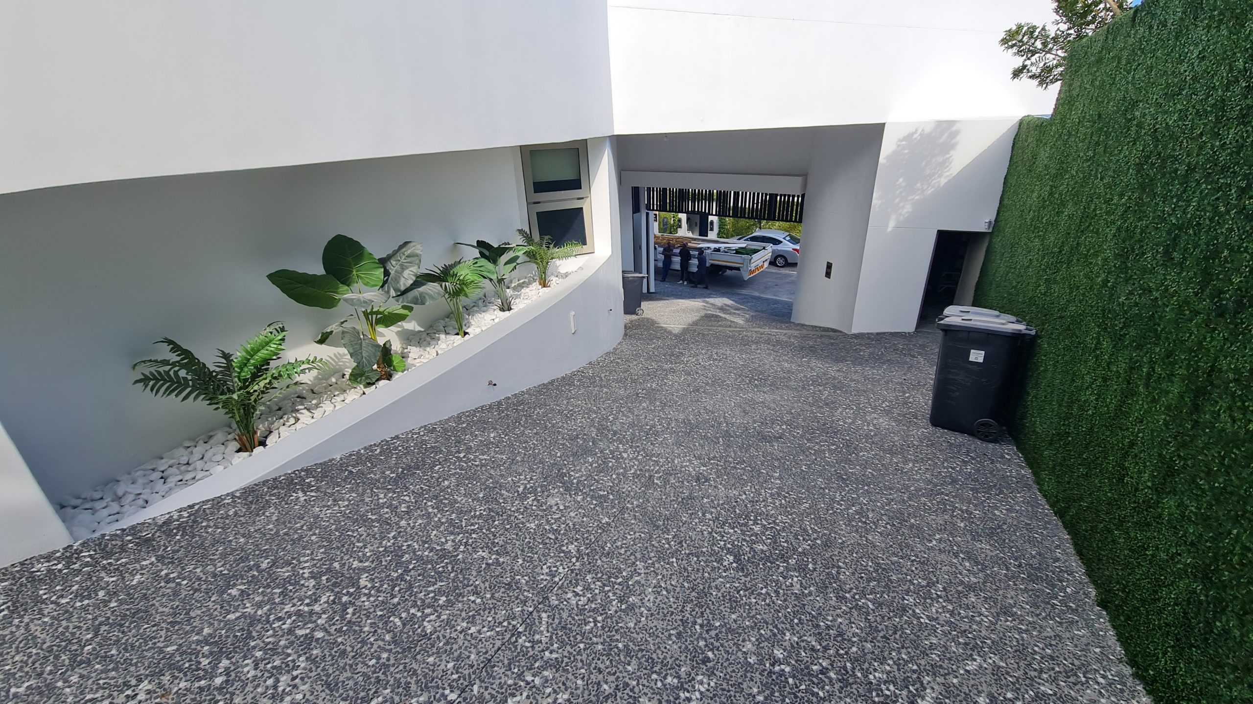 River Pebble / Large Stone Finish